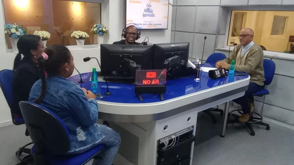 Convidados que rezaram santo terço na Rádio Aparecida durante 14ª Romaria da Família dos Devotos