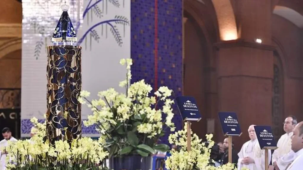 Trono com a imagem de Nossa Senhora Aparecida e Livro dos Devotos, na Festa de 2022