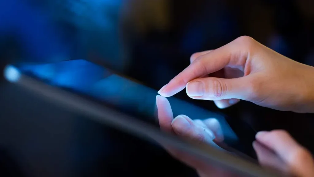 Imagem Pessoa mexendo em um tablet do artigo Tecnologia sem vício: equilibrando a Era Digital e a vida real