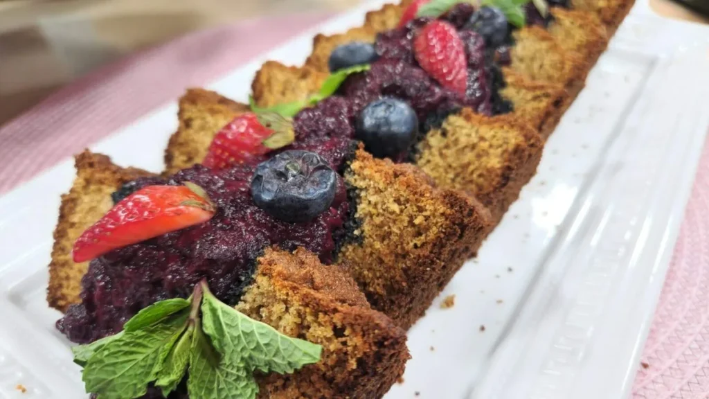 Imagem bolo de iogurte do artigo Bolo de Iogurte com Frutas Vermelhas - Minicurso Santa Receita
