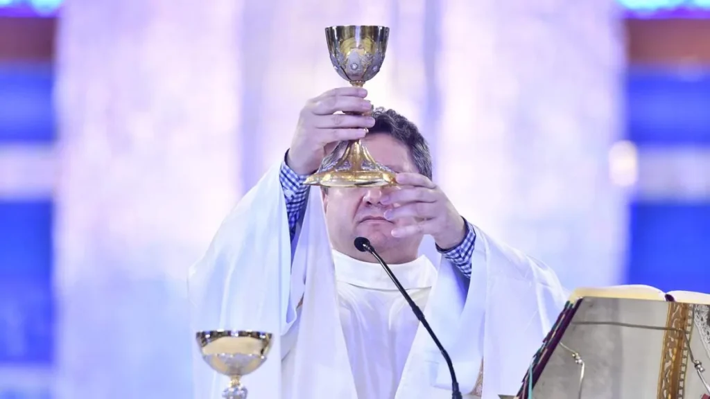 Imagem Padre Catalfo na consagracao do artigo Apenas a Missa de domingo é válida? O A12 responde!