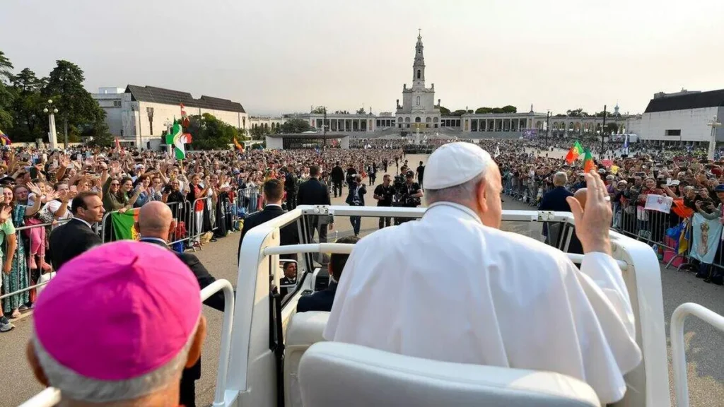 Imagem Papa Francisco em visita ao Santuario de Fatima em Portugal do artigo Milagre na JMJ? Jovem recupera a visão após receber a Eucaristia em Fátima
