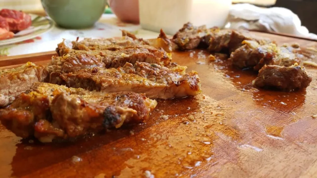 Imagem churrasco cortado na tabua de madeira Resize.com do artigo Receitas Afetivas: Pe. Carlinhos ensina a fazer churrasco