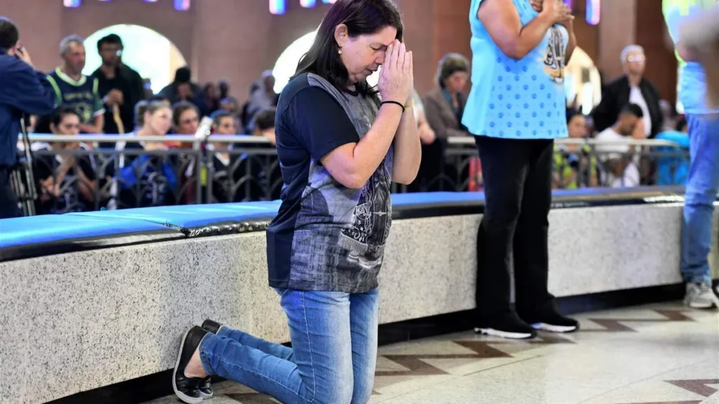 Imagem Devota de joelhos do artigo É pecado não ajoelhar na Santa Missa?