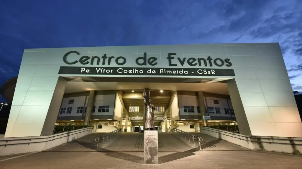 Imagem Fachada do Centro de Eventos a noite do artigo Aparecida será sede de Encontro Nacional da Rede Salesiana Brasil