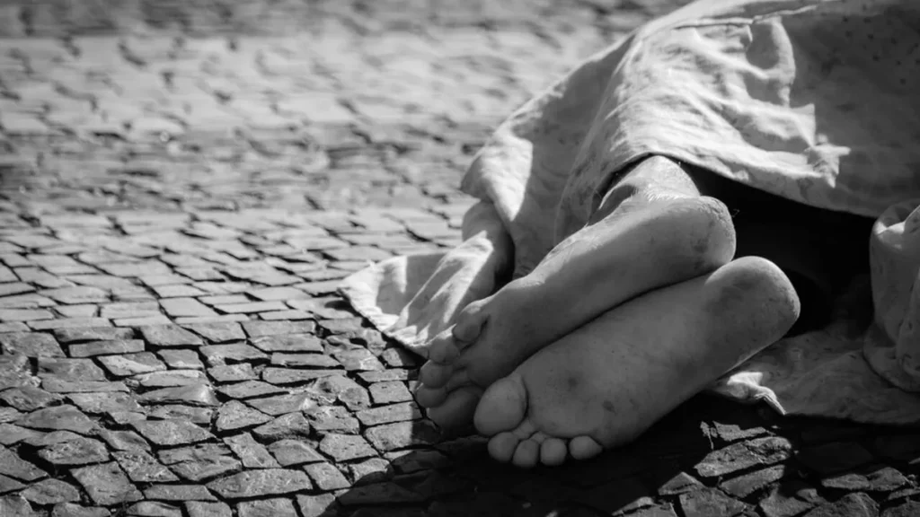 Imagem Morador de rua marginalizado dorme na rua do artigo “Concentremo-nos no acolhimento”, diz Papa Francisco sobre marginalizados