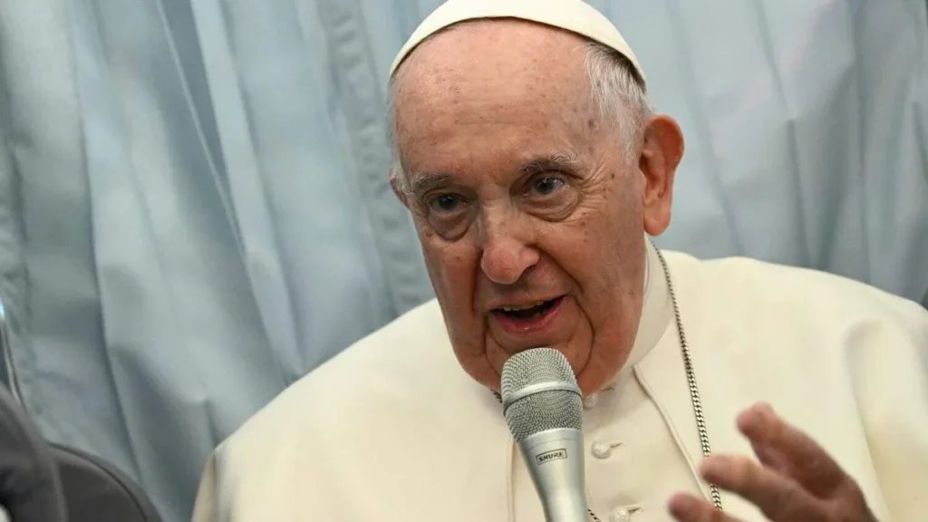 Imagem O Papa em voo papal no retorno para Roma apos Viagem Apostolica do artigo Na volta da JMJ, Papa fala sobre silêncio em Fátima, abusos e de sua saúde