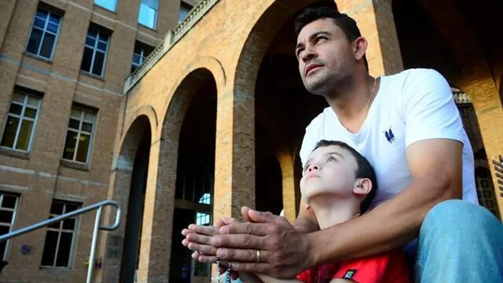 Imagem Pai e filho com terco na mao do artigo Vocação à paternidade