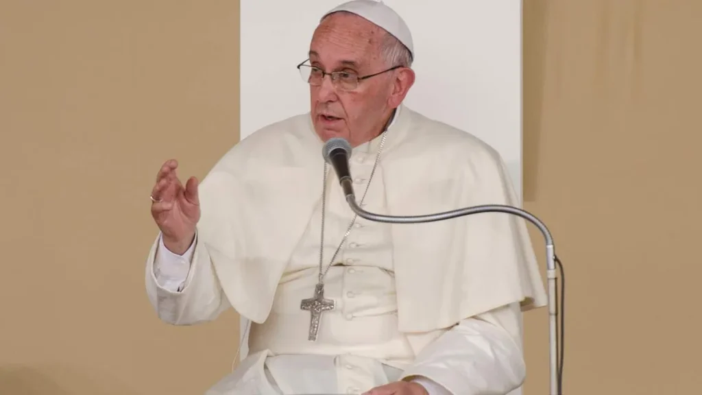 Imagem Papa Francisco fala ao microfone do artigo Papa se encontra com vítimas de abusos por parte da Igreja