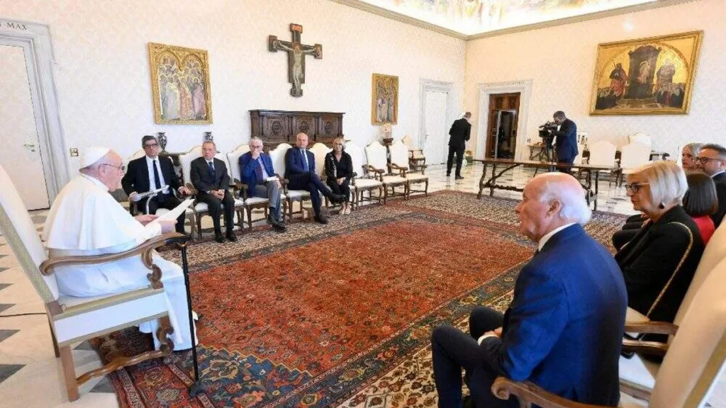 Imagem Papa Francisco recebe premio de jornalistas italianos do artigo Papa: “Desinformação é um dos pecados do jornalismo”