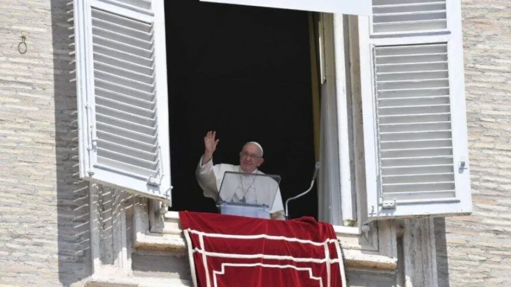 Imagem Papa rezando o Angelus na janela do artigo Papa: “Deus não resiste quando se reza a Ele”