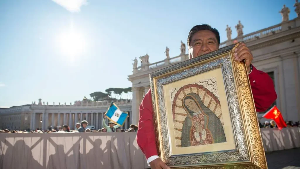 Imagem Um homem mexicano com o icone de Nossa Senhora de Guadalupe nas maos durante a audiencia geral semanal do Papa Francisco na Praca de Sao Pedro no Vaticano. do artigo Papa Francisco: "Nossa Senhora nos fala na língua materna, que nós entendemos muito bem"