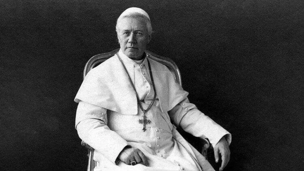 Imagem foto de sao pio x sentado do artigo Quem foi São Pio X? Conheça o Papa das reformas e da devoção à Eucaristia