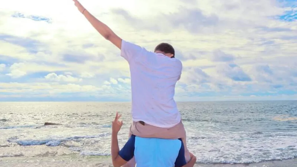 Imagem jovens amigos irmaos do artigo Amor fraterno em palavras: Mensagens adoráveis para derreter o coração do seu irmão