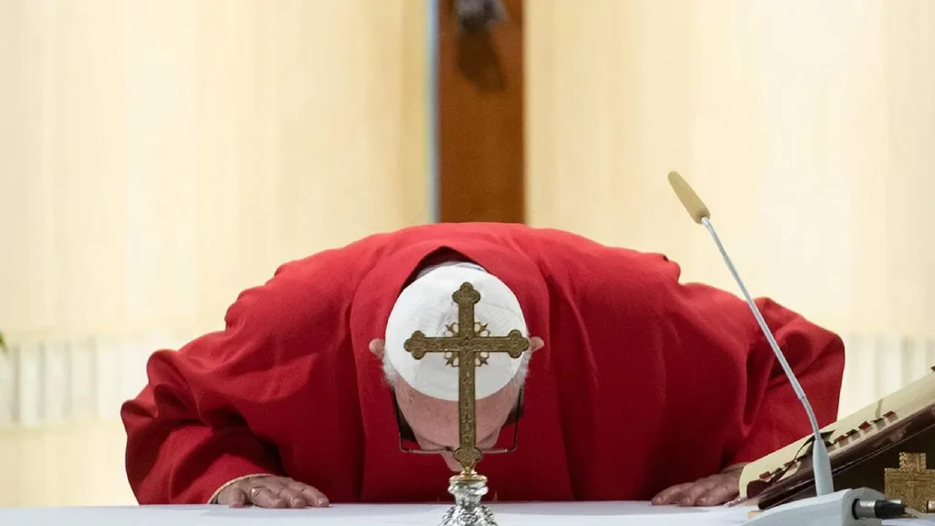 Imagem Papa Francisco beija o altar do artigo Por que o sacerdote beija o altar no momento da Missa?