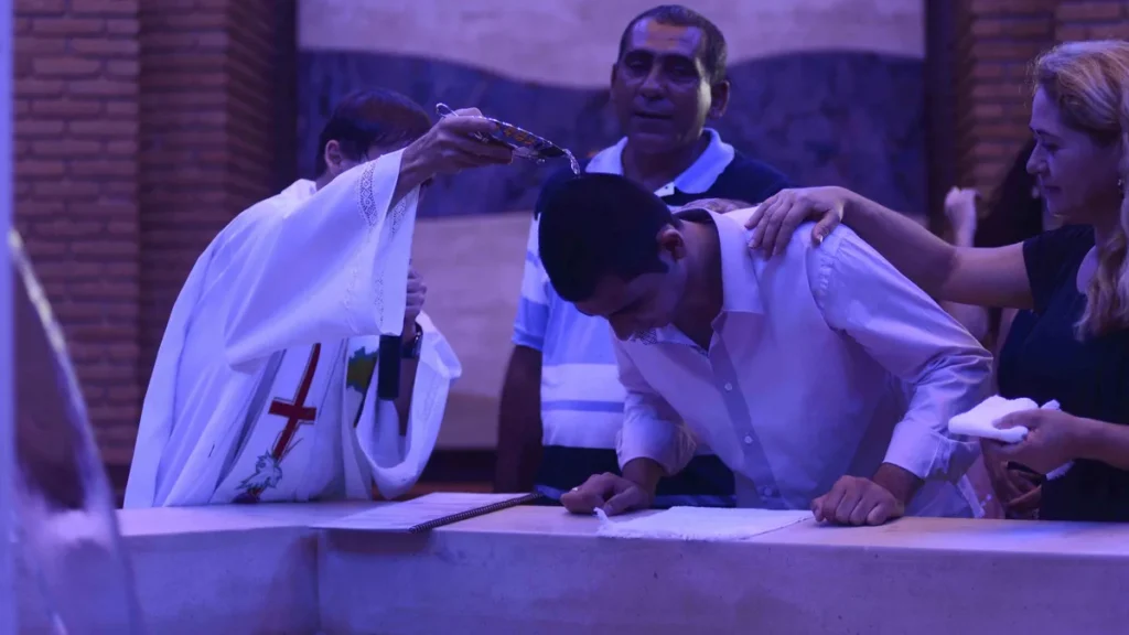 Imagem batismo de adulto no santuario do artigo Entenda mais sobre o batismo de adultos
