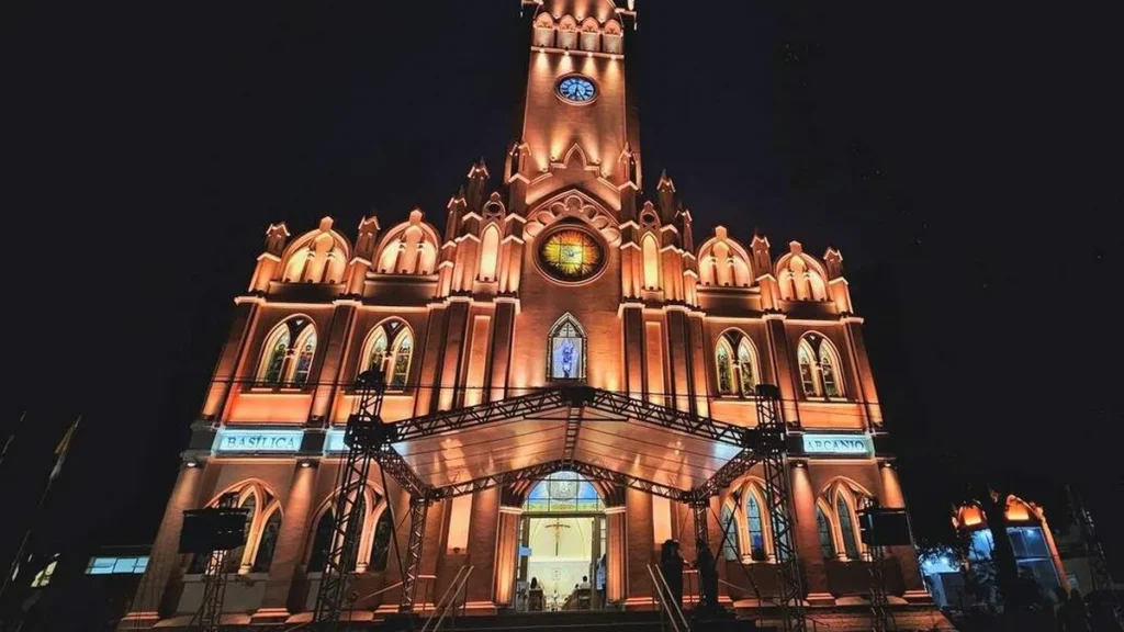 Imagem Basilica Sao Miguel Arcanjo noite do artigo Conheça a única basílica dedicada a São Miguel Arcanjo no Brasil