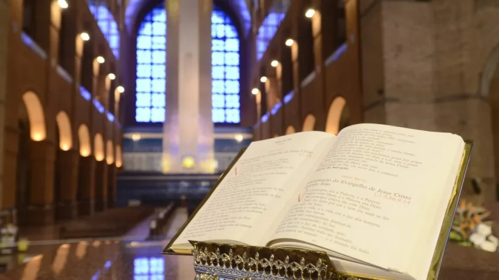 Imagem Biblia detalhes no Santuario do artigo Por que a Igreja no Brasil celebra setembro como o mês da Bíblia?