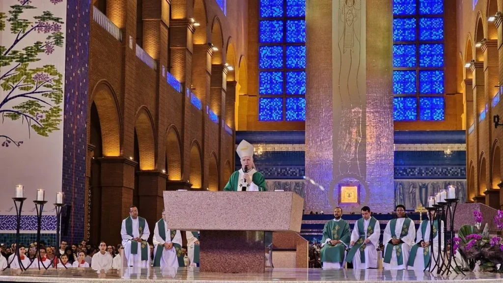 Imagem Dom Orlando presidindo a Missa no Altar Central do artigo Santa Missa marca abertura do 3º período da Campanha Laudato Si’