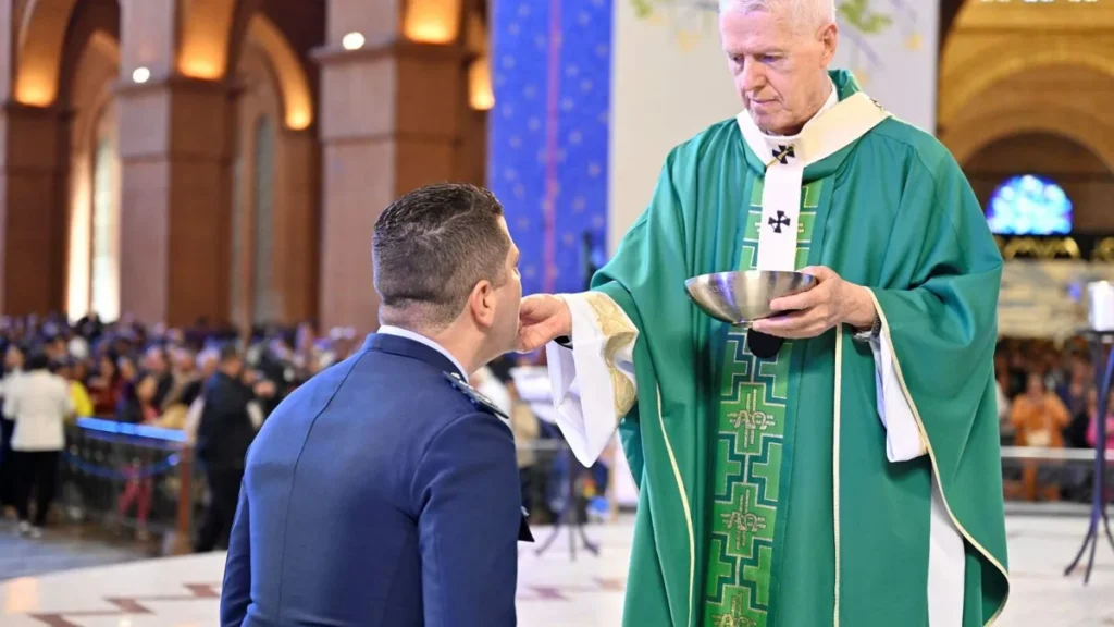 Imagem Missa de Envio Romaria da Familia dos Devotos 2025 do artigo É errado comungar mais de uma vez no mesmo dia?