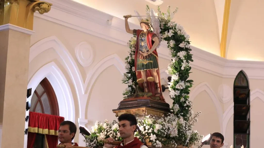 Imagem Novena de Sao Miguel andor do artigo Devotos de São Miguel Arcanjo celebram o padroeiro no interior de SP