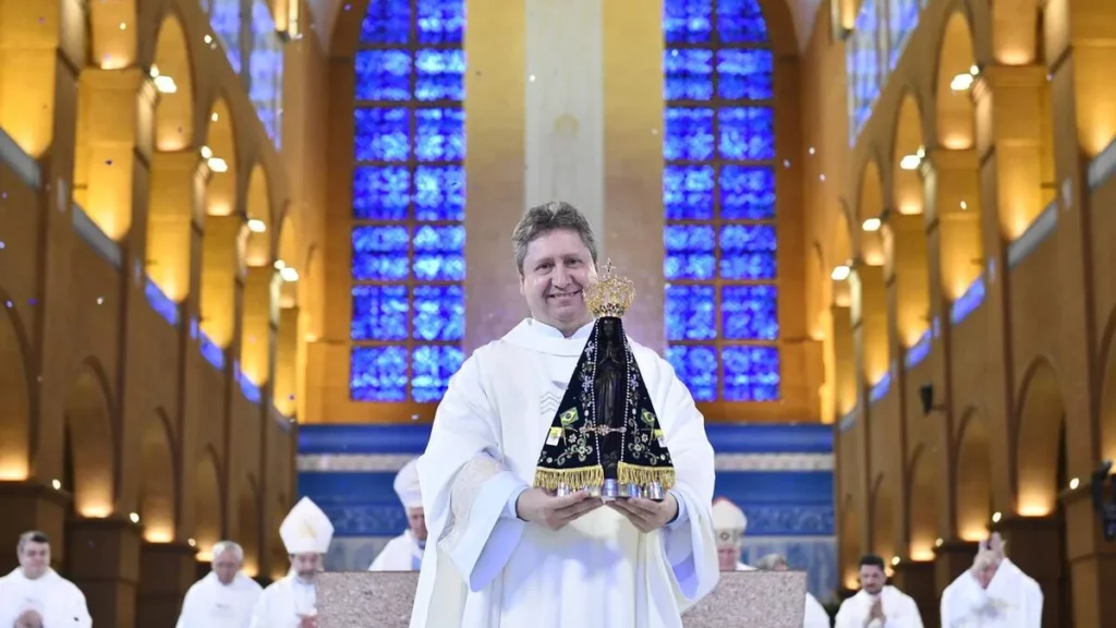 Imagem Padre Eduardo Catalfo com a imagem de Nossa Senhora Aparecida do artigo Imagem de Nossa Senhora visita Penitenciária de Potim
