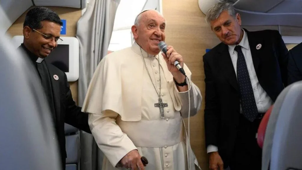 Imagem Papa Francisco durante voo para Roma do artigo Papa sobre o Sínodo: “Não é um programa de TV”