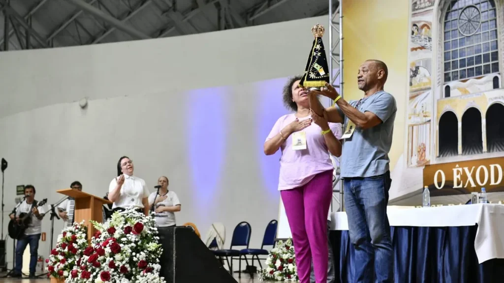 Imagem 1 Congresso Biblico de Aparecida homem segurando Nossa Senhora Aparecida do artigo Último dia para se inscrever! Participe do 2º Congresso Bíblico