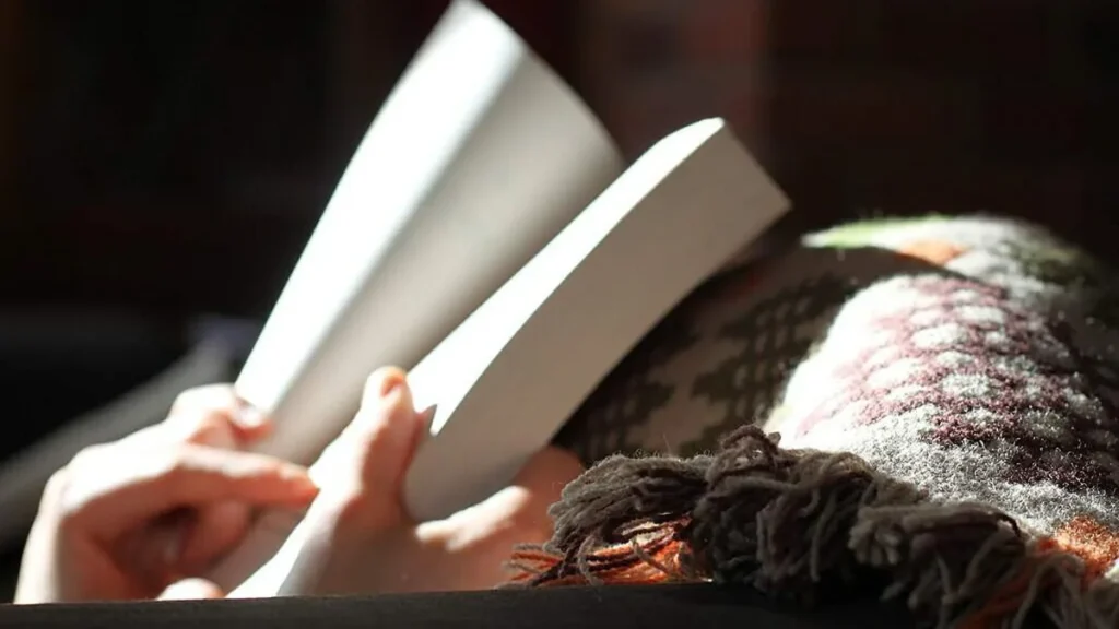 Imagem Mao com livro na mao do artigo Ler para crescer