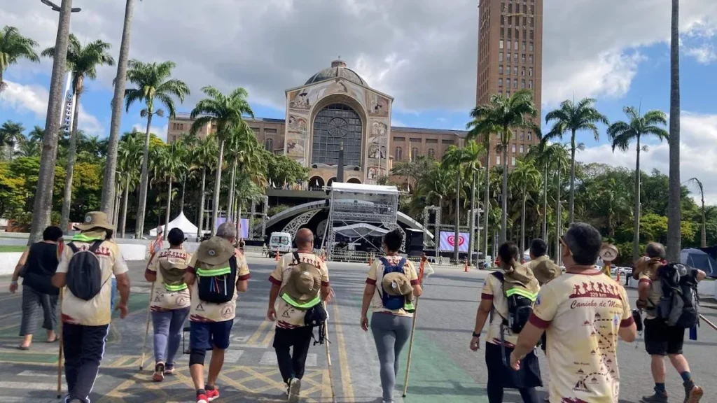 Imagem peregrinos chegando ao santuario nacional do artigo 4 testemunhos de peregrinos que caminharam até o Santuário Nacional