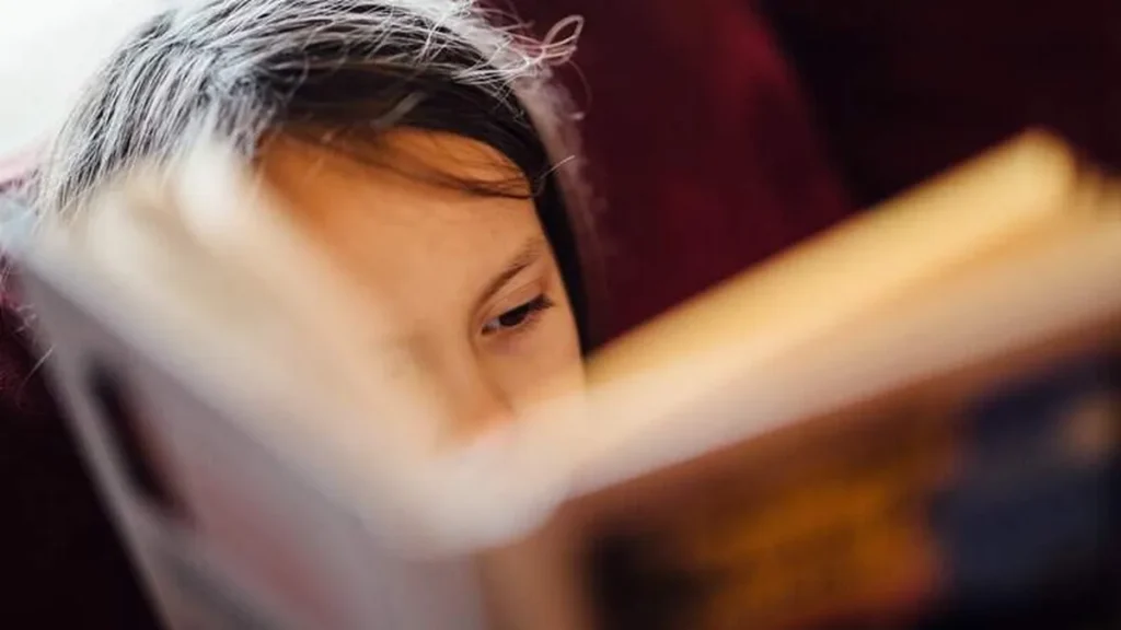 Imagem Jovem le um livro livro leitura do artigo Páginas que encantam: Livros que conquistam até os que não gostam de ler