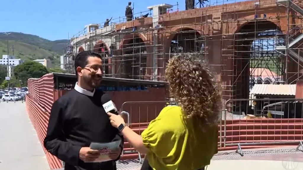 Imagem familia dos devotos do artigo Santuário Nacional: obras na fachada Sul