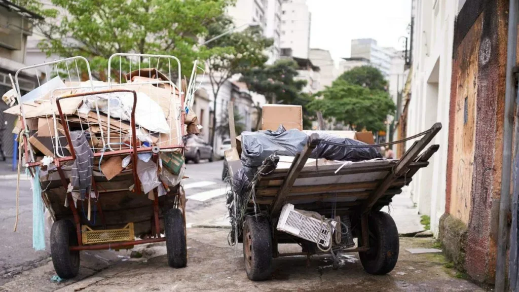 Imagem Carro de reciclagem do artigo Papa pede uma economia que inclua os mais frágeis