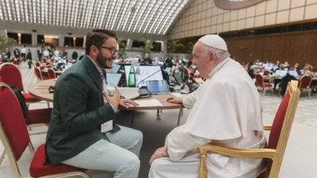 Imagem Papa assina justificativa para jovem do artigo Papa assina pedido de dispensa para jovem se ausentar de aula