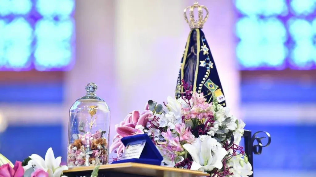 Imagem Imagem de Nossa Senhora Aparecida cercada por flores e rosa de ouro do artigo 5 frases de São Carlo Acutis sobre Nossa Senhora e o Rosário