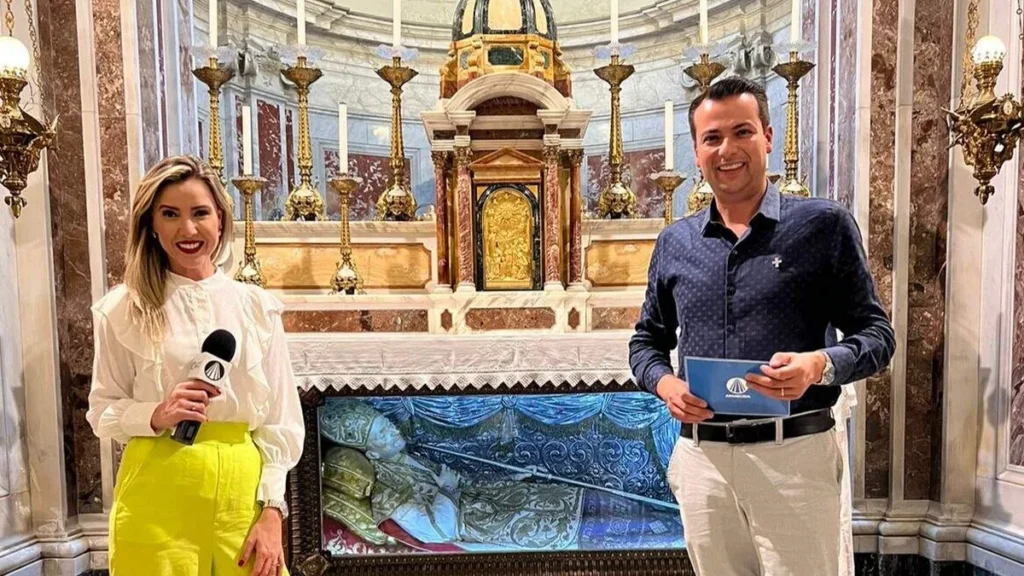 Imagem Irmao Alan e Camila Morais em Pagani Italia do artigo “Sábado no Santuário” mostra a Basílica de Santo Afonso, direto da Itália