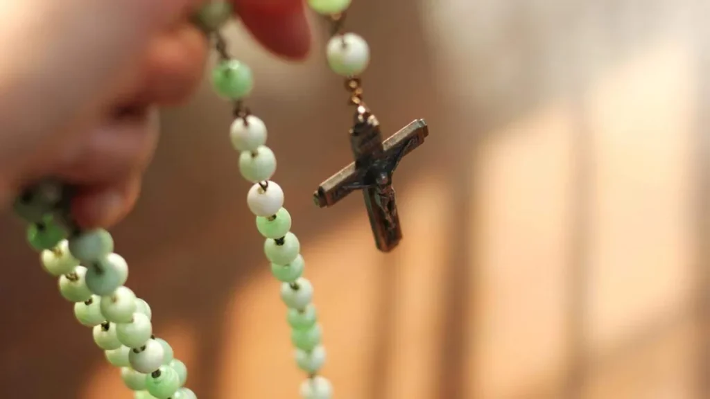 Imagem Mao segurando um terco do artigo Rosário: um caminho para a santidade