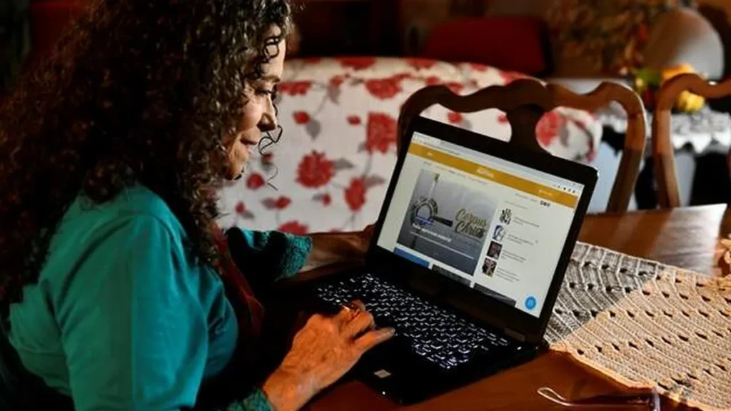 Imagem Mulher utiliza notebook acessando a Revista do artigo 3 motivos para você acessar a Revista de Aparecida Digital!