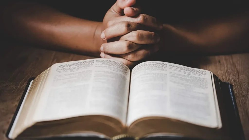 Imagem Orando com a Biblia do artigo Ética e moral Cristãs: uma realidade a partir do Evangelho