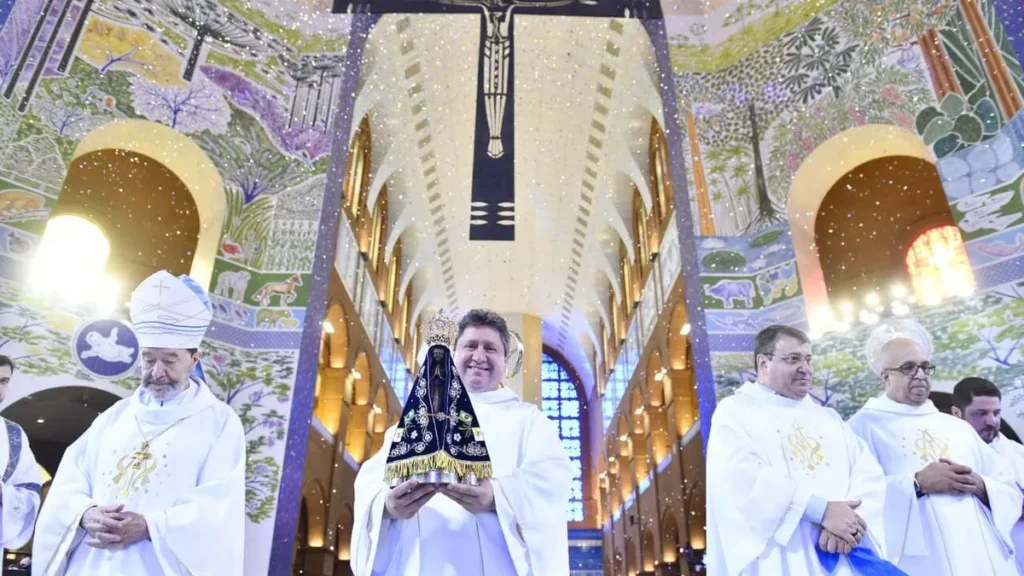 Imagem Padre Eduardo Catalfo durante o 12 de outubro de 2023 do artigo Missa Solene celebra Nossa Senhora Aparecida no Santuário Nacional