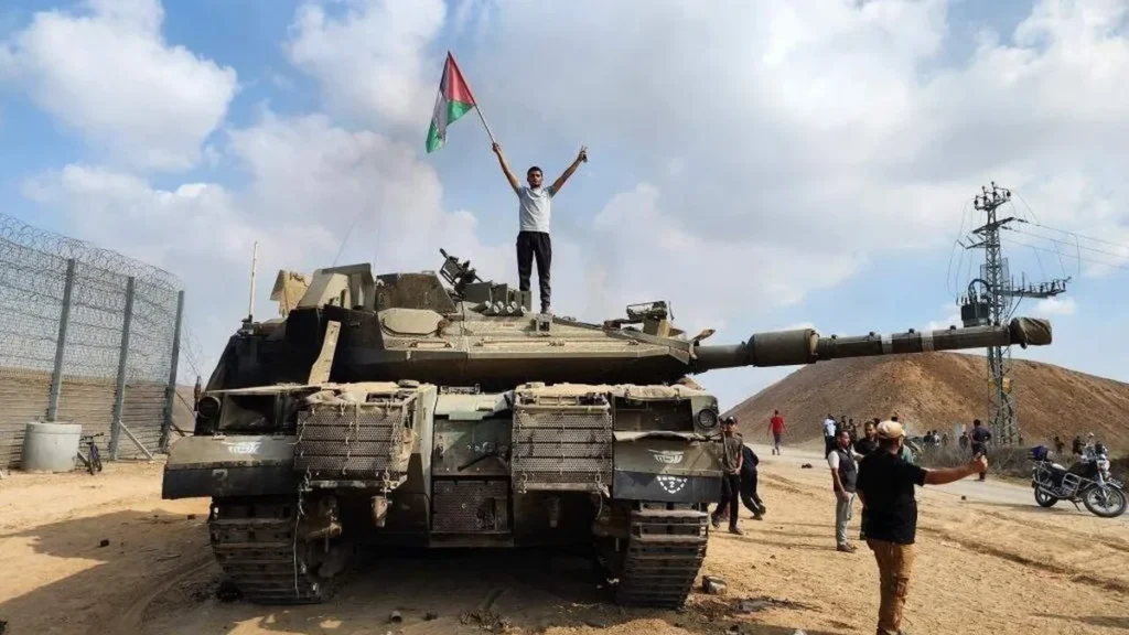 Imagem Palestino em cima de tanque israelense do artigo Os intermináveis conflitos entre Israel e os palestinos