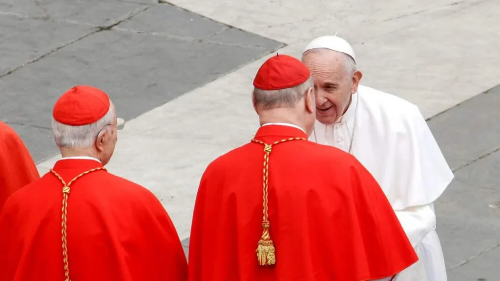 Imagem Papa Francisco cumprimenta cardeais na Praca Sao Pedro do artigo Sejam evangelizadores, não funcionários", diz papa aos novos Cardeais