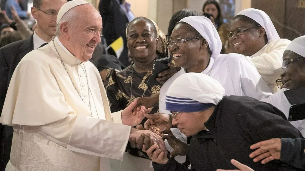 Imagem Papa Francisco e as missionarias do artigo A mensagem do Papa para o Dia Mundial das Missões