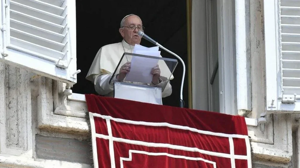 Imagem Papa no apartamento pontificio do artigo Papa Francisco pede para o mundo não esquecer guerra na Ucrânia