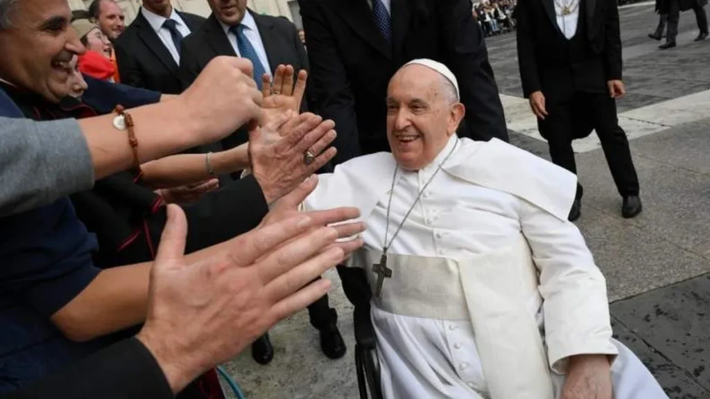 Imagem Papa sorrindo aos fieis do artigo Papa afirma que é preciso pregar o Evangelho com coragem e liberdade