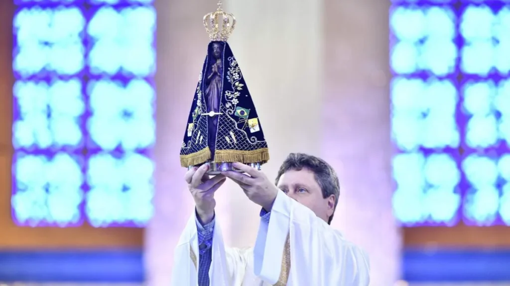 Imagem Pe. Eduardo Catalfo durante celebracao do Dia Oracional Mariano do artigo Se programe para o 12 de outubro no Santuário Nacional