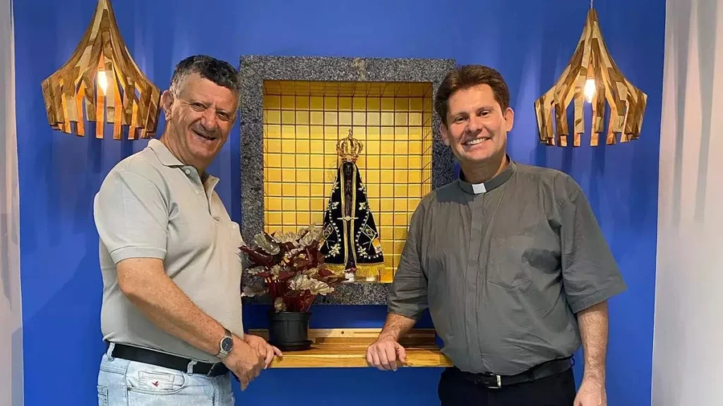 Imagem Pe. Inacio e Pe. Jefferson Bassetto do artigo Rádio Alvorada evangeliza Capital do Café