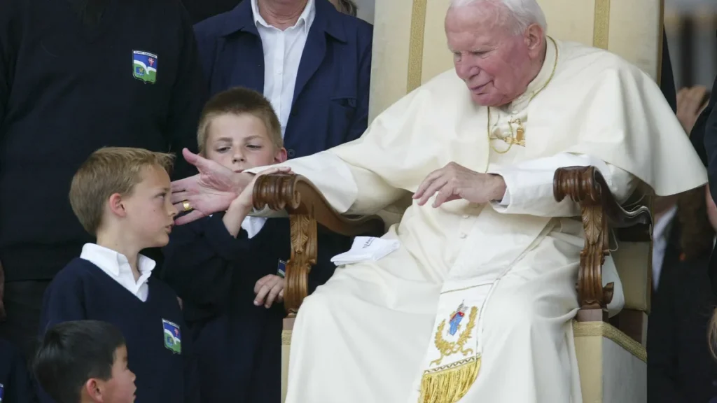 Imagem Sao Joao Paulo II abencoando um menino do artigo Ensinamentos de São João Paulo II sobre o caminho da santidade