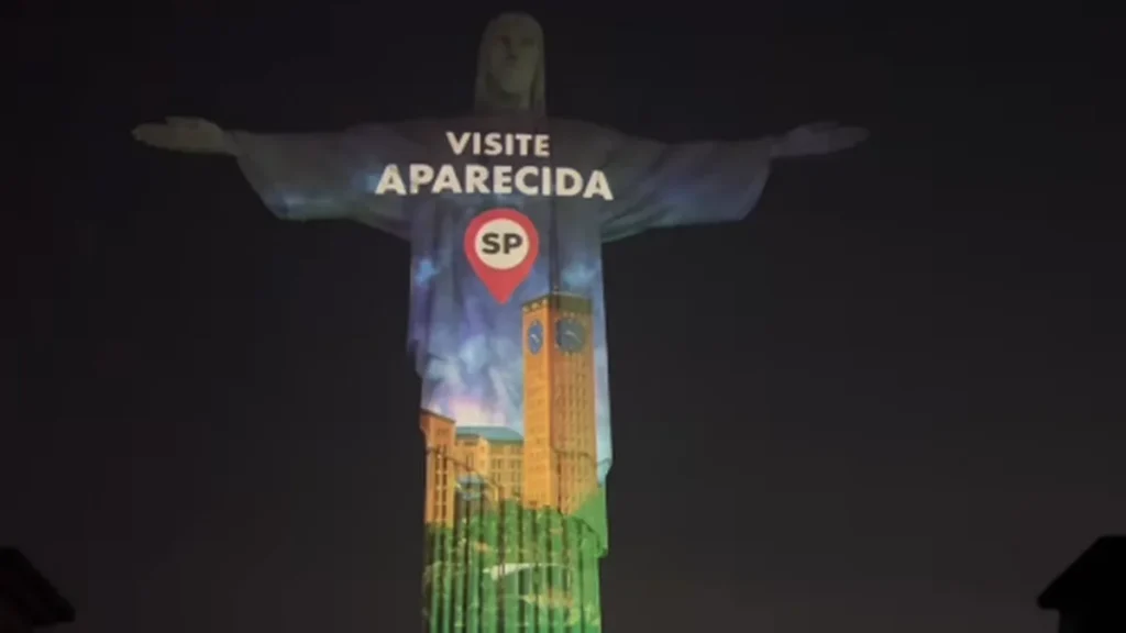 Cristo Redentor projetando o Santuário de Aparecida