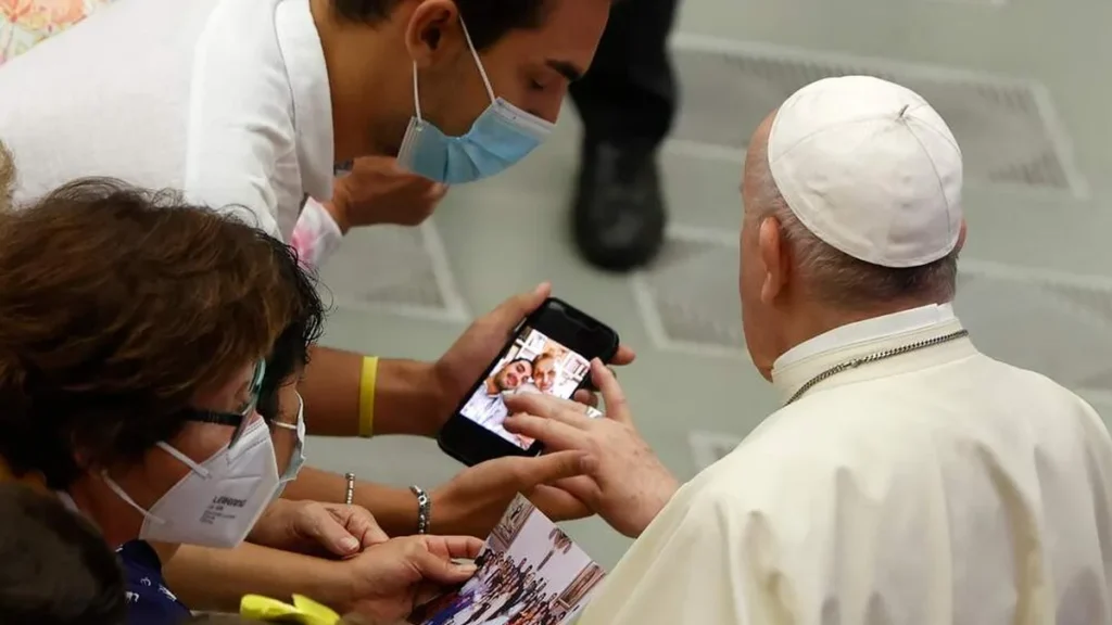 Imagem papa abencoa foto pelo celular do artigo Papa Francisco usa celular?